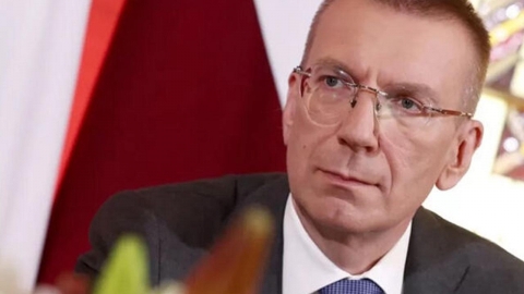 "자랑스럽게 게이임을 알린다" EU 최초 동성애자 대통령 탄생
