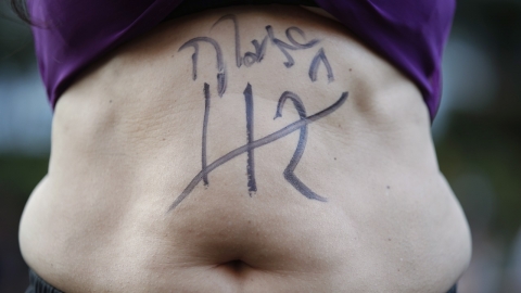 배꼽티 입고 태국 반정부 시위 참여한 10대 징역형 “국왕은 신성불가침”