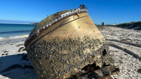 항공기? UFO? 호주 해변서 발견된 거대한 원통 정체 밝혀졌다