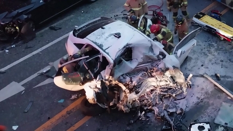 사거리서 차량 2대 덮친 택시…1명 사망·8명 부상