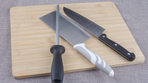 ‘쓱~쓱~’ 남의 집 현관 앞에서 칼날 갈던 20대 여성 체포