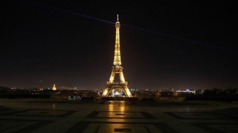 술 취한 美 관광객 2명, 밤새 에펠탑서 '쿨쿨'