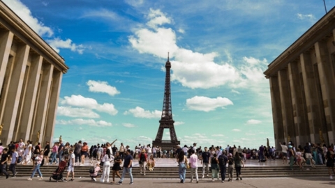 에펠탑 꼭대기서 낙하산 메고 뛰어내린 20대 체포