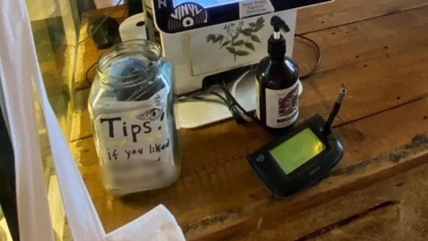 팁 박스 설치한 카페 "인테리어 개념이었다" 해명했지만...