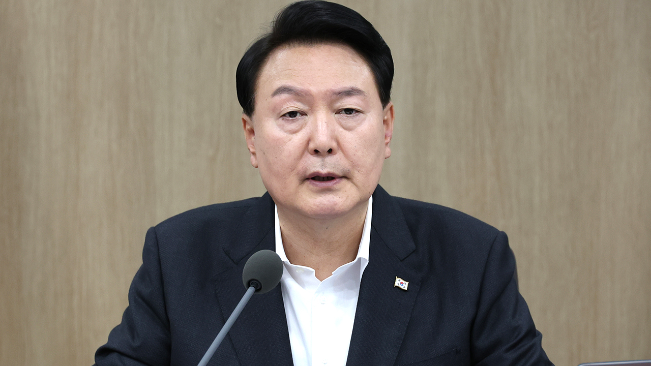 尹, 홍범도 논란에 "뭐가 옳은지 제대로 봐야"...장관들에 "논리·말로 싸우라"