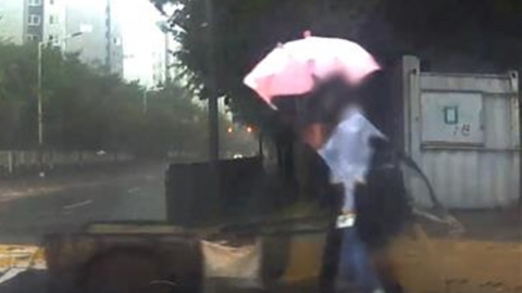 폐지 줍는 노인 우산 씌워준 천사…헤어질 땐 현금도 줬다