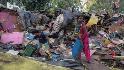 "가난이 부끄러운가"...인도, G20 앞두고 불도저로 빈민가 철거