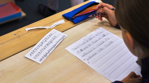 스웨덴, 교육 정책 대전환…"태블릿 대신 종이책·손글씨로"