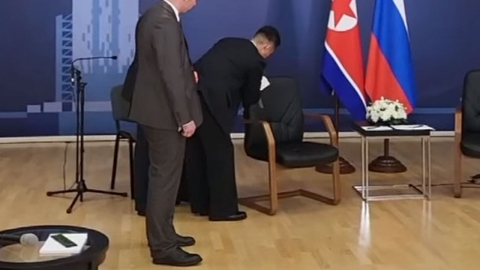 김정은 앉을 의자 살핀 경호원들...러 매체 "그들에게는 생사 걸린 문제였다”