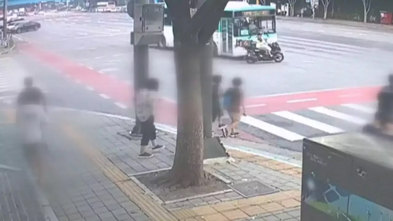 가족 먹여 살리려 떡볶이 배달하던 가장, 신호위반 버스에 치여 숨져