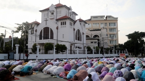 "알라의 이름으로" 기도 후 돼지고기 먹방한 인니 틱토커 징역 2년
