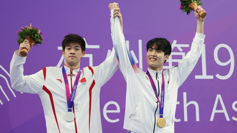 '우정 빛난 라이벌' 챔피언 황선우 손 번쩍 든 판잔러