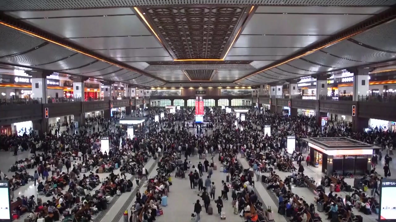 Record Breaking Train Travel: China’s National Day Holiday Sees Overwhelming Number of Passengers