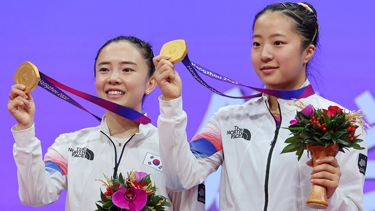 '원숭이띠 띠동갑 짝꿍' 신유빈-전지희, 21년 만의 탁구 금메달 안겼다