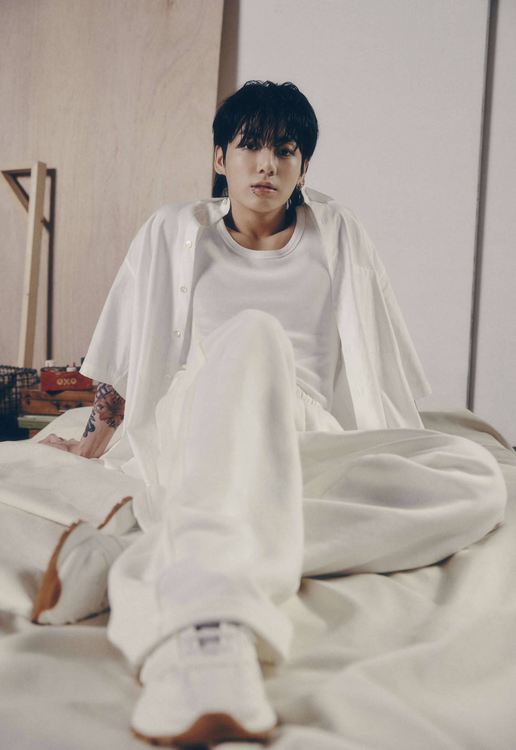 BTS 정국, 타이틀 '스탠딩 넥스트 투 유' 등 첫 솔로 앨범 전곡 영어 가창