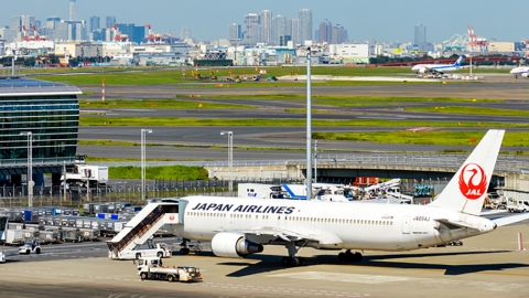 "비행기 못 뜬다" 발칵 뒤집힌 日 항공...'스모 선수' 승객 때문?