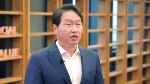 SK 최태원, 동거인 김희영 손잡고 프랑스 파리서 첫 공개 행보