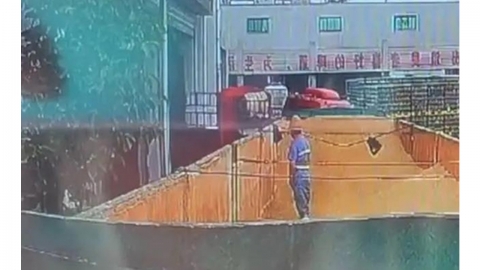 中 칭다오 맥주공장서 원료에 오줌 영상 공개돼 '발칵'