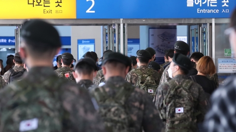 "아들 같아서" 횟집서 군인 음식값 대신 내준 50대 남성 두 명