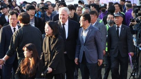 이태원 추모대회 참석한 인요한에 고성·야유…일부는 욕설도