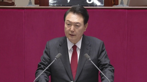  국회 본회의장 입장...尹, 취임 후 3번째 시정연설