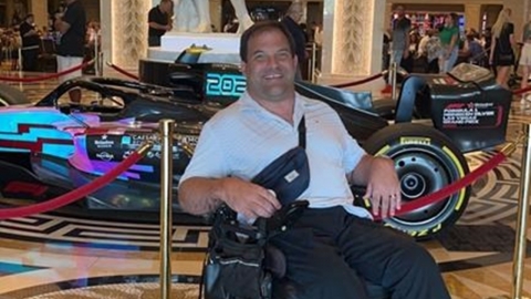 "알아서 내려라" 비행기 바닥 기어 간 뇌성마비 환자...캐나다 당국, 조사 착수