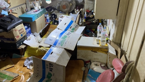 오물·쓰레기에 뒤엉킨 개 24마리 긴급구조, 견주는 불구속 기소 