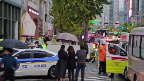  홍대 거리서 가림막 쓰러져 행인 2명 덮쳐...1명 심정지·1명 중상