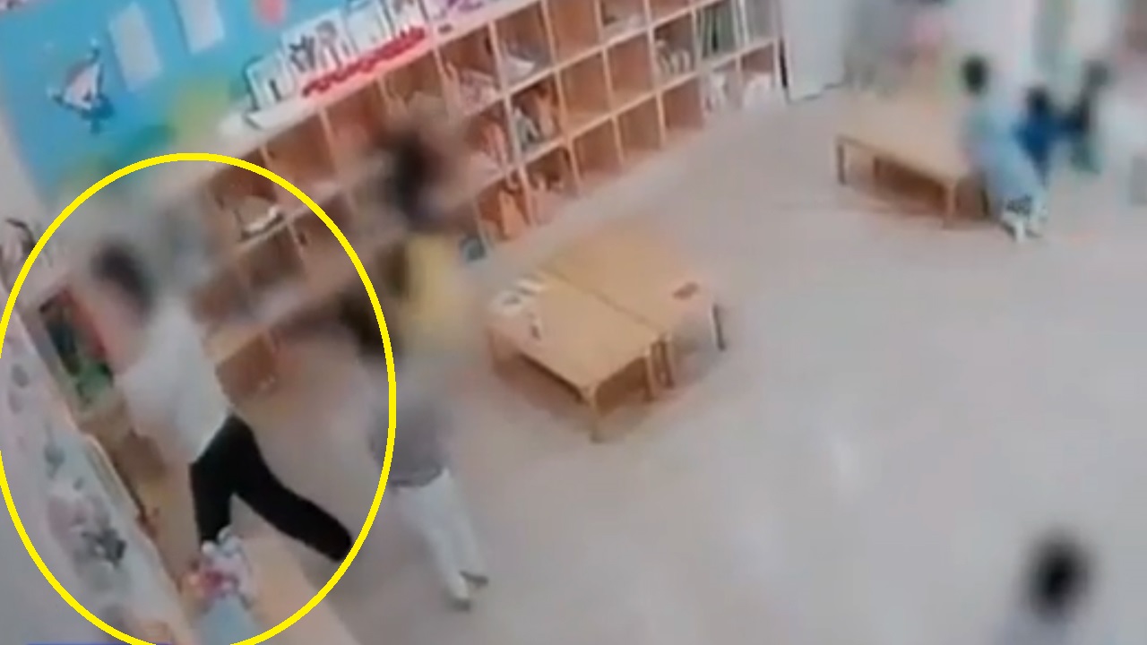 교사가 닫은 문에 손가락 잘린 4살 아이..."CCTV 영상 전부 삭제돼"