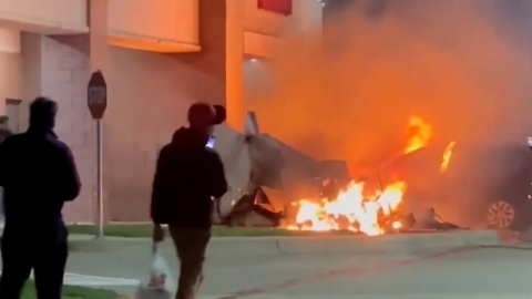 미국 쇼핑몰 주차장에 떨어져 '쾅'...비행기 조종사 즉사