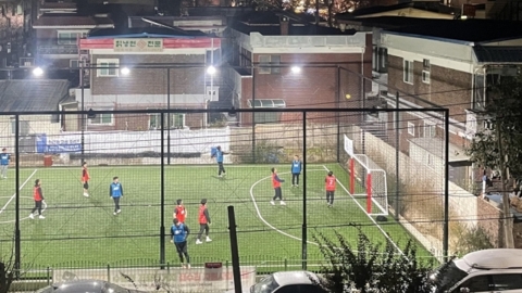 툭하면 공 날아오고 소음·불빛까지...수원 주택가 풋살장, 주민과 갈등