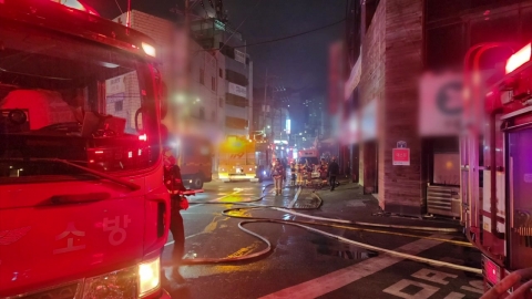 부산 구포축산물도매시장 창고 화재..."다친 사람 없어"