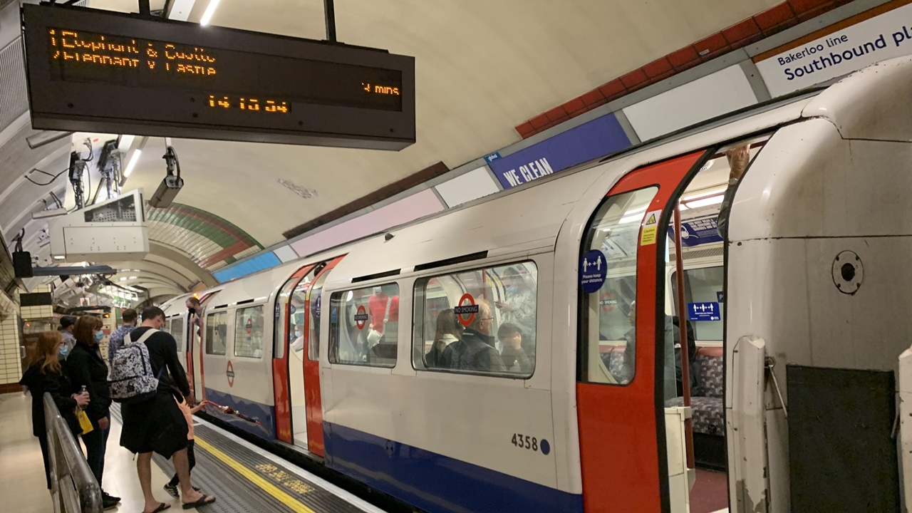 전력 끊긴 런던 지하철서 4시간 동안 갇힌 승객들