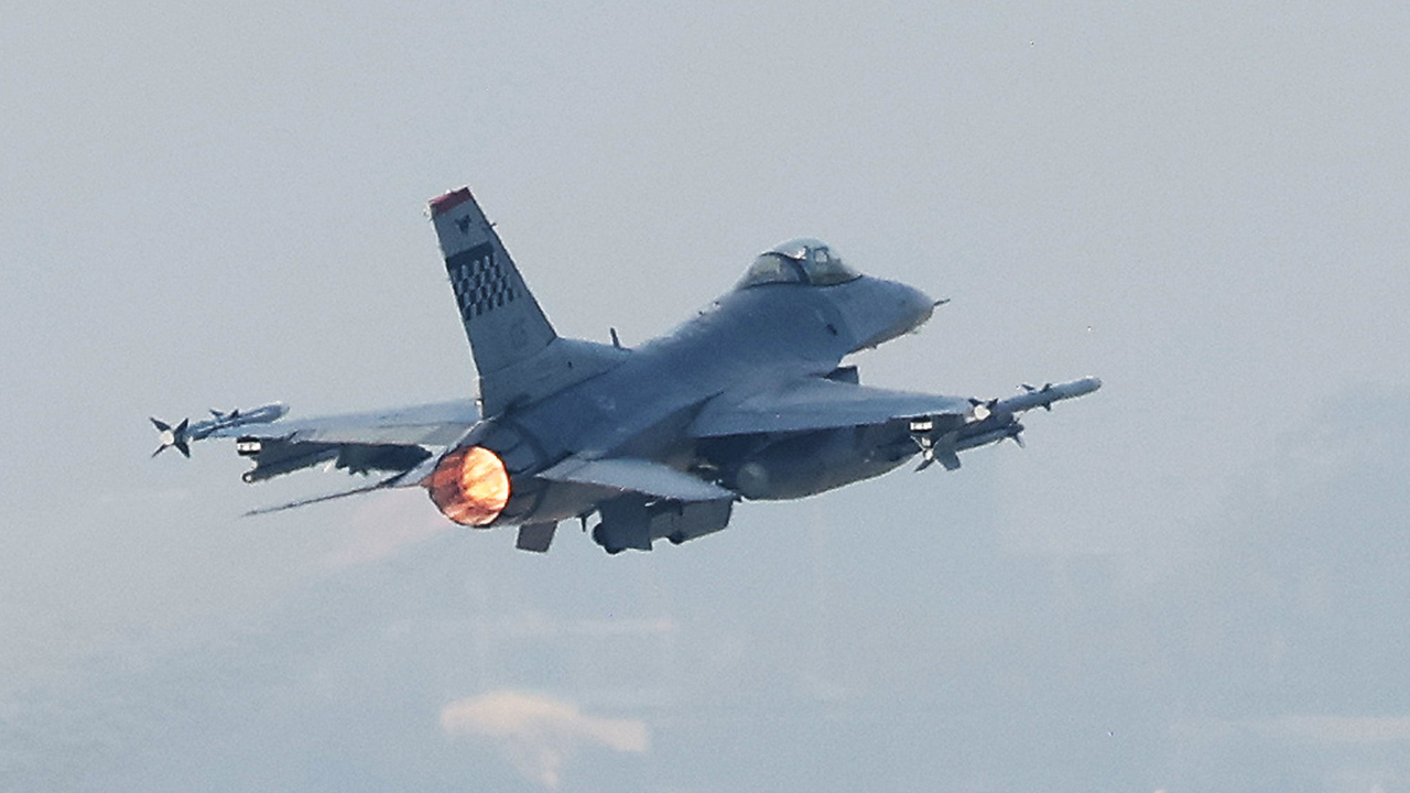 [속보] 전북 군산서 주한미군 F-16 전투기 추락...조종사 탈출