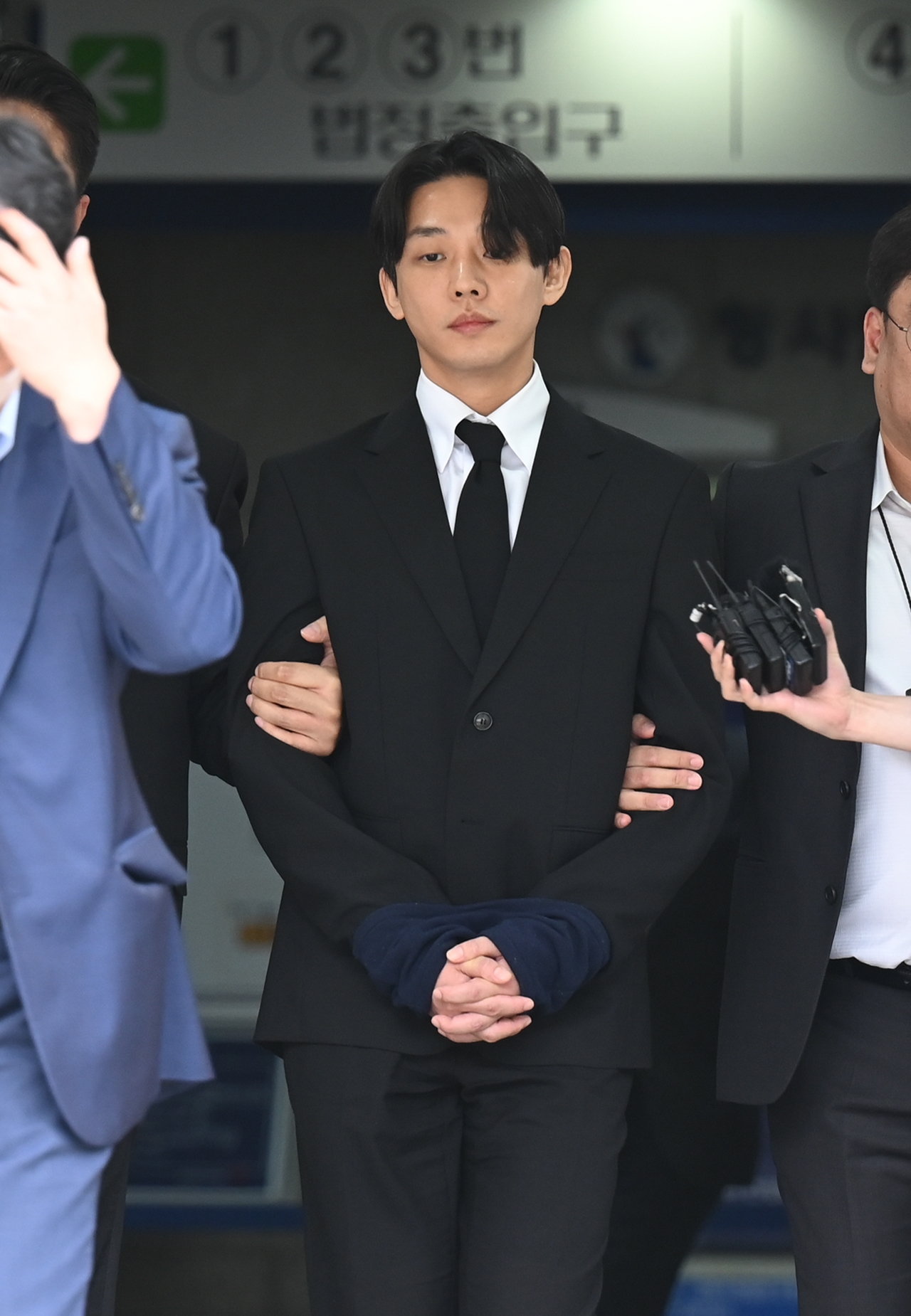 유아인, 내일 첫 공판...변호인단 누구? '버닝썬' 제보 변호사부터 마약과 출신까지