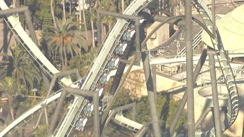 日 유니버셜 롤러코스터, 공중에 매달린 채 멈춰서 