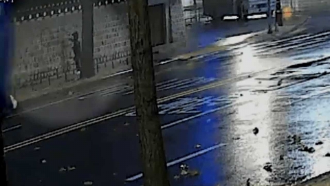 '경복궁에 낙서하고 인증샷' CCTV에 잡힌 용의자 모습