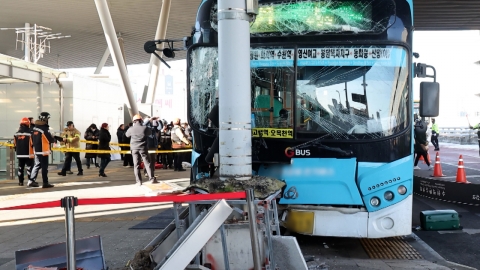 수원역 버스 환승센터 버스 사고...1명 사망·15명 부상