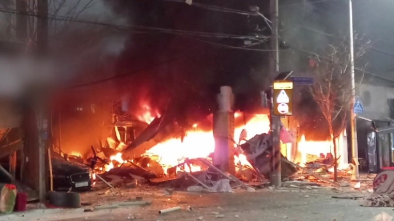 [전국]대전서 가스폭발로 식당 화재...1명 중상·11명 경상 | YTN 대전서 가스폭발로 식당 화재...1명 중상·11명 경상