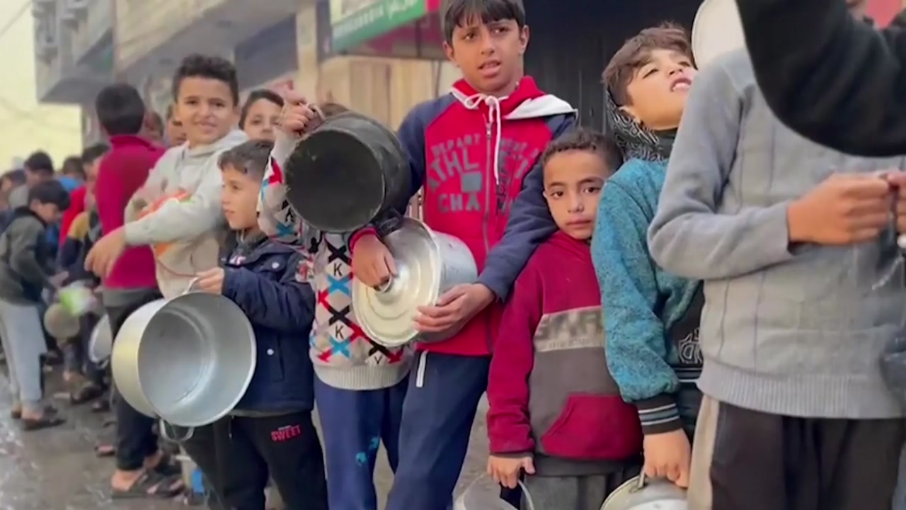 Children in War-Torn Gaza Strip Hunger for Christmas Wish: A Full Meal