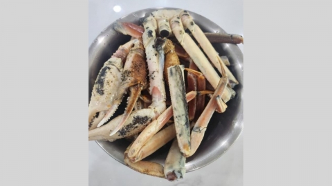 고등학생에 '썩은 대게' 판매 의혹 노량진 상인, 징계위 조사 중