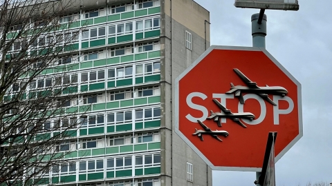 도로 위 표지판 떼어간 절도범들…‘8억 가치’ 뱅크시 그림 때문