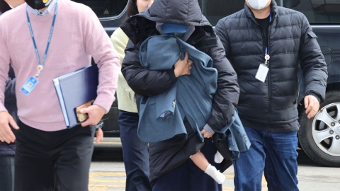 '이선균 협박' 혐의 20대 여성 구속심사...아기 안고 출석