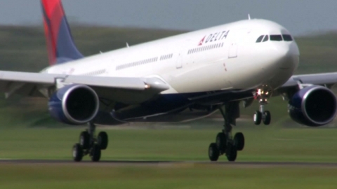 美 공항서 항공기 엔진에 기어들어간 남성 사망