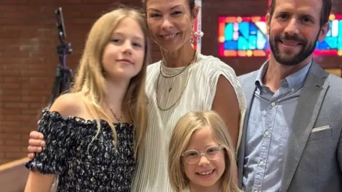 배우 크리스찬 올리버, 두 딸과 경비행기 추락사고로 사망