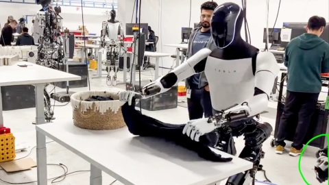 빨래 개는 테슬라 로봇 영상 조작 의혹에...머스크 '진땀'