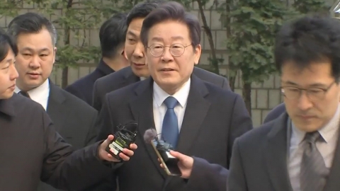이재명, 피습 후 재판 첫 출석...재판장 '선고 지연' 이례적 해명