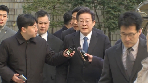 이재명, 피습 후 재판 첫 출석...재판장 '선고 지연' 이례적 해명