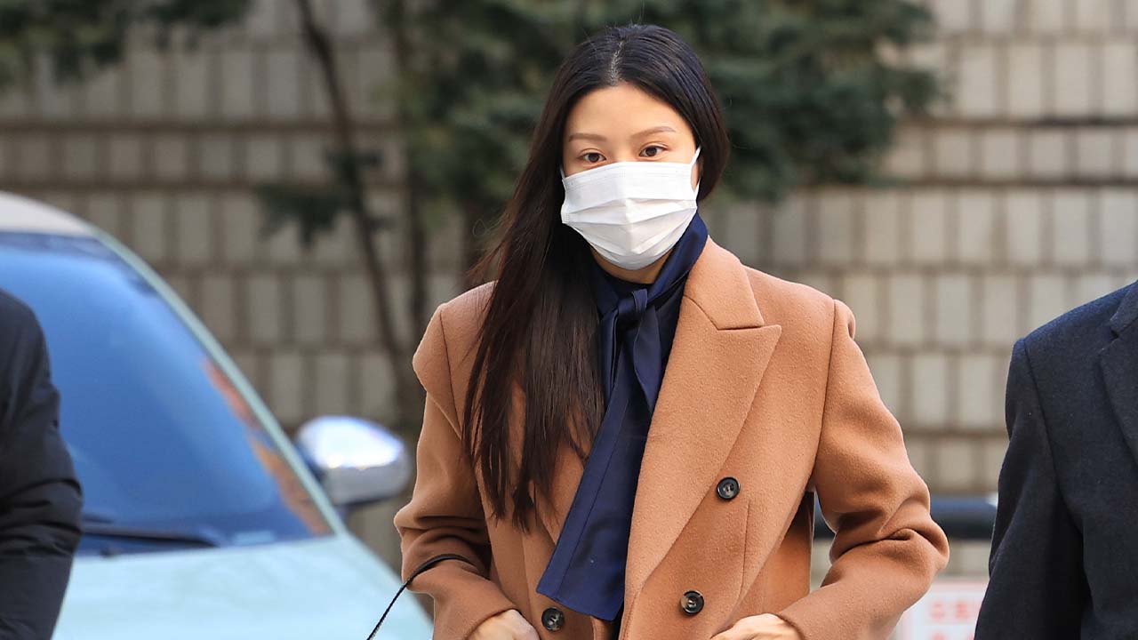 [사회][속보] 檢, '입시비리 혐의' 조민에게 징역 1년 집행유예 3년 구형 | Ytn
