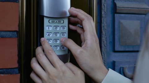 몰래 엿본 비밀번호로 여성 집 11차례 침입한 남성 체포